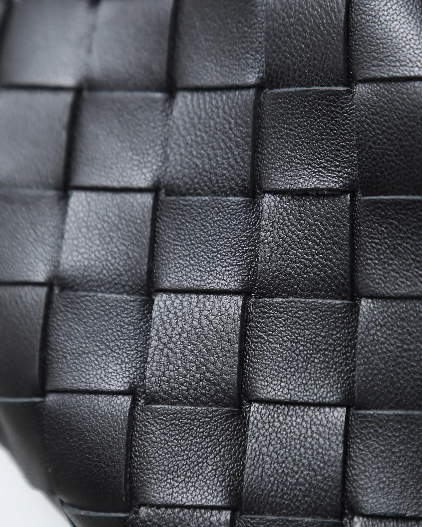800. Bottega veneta͙.——-The latest braided and knotted hobo🔥 The top-grade lambskin leather is very soft, the bag shape is unique, practical and durable. It retains the traditional weaving elements while being a bit more flamboyant ~ Made of hand-woven sheepskin, zipper opening and closing, curved seamless structure, effortless to match. Highly recommended⚠️⚠️⚠️ The most high-end in the market🌈Welcome to compare [Factory complete package] size: 23x15x5cm.   Model: 651876